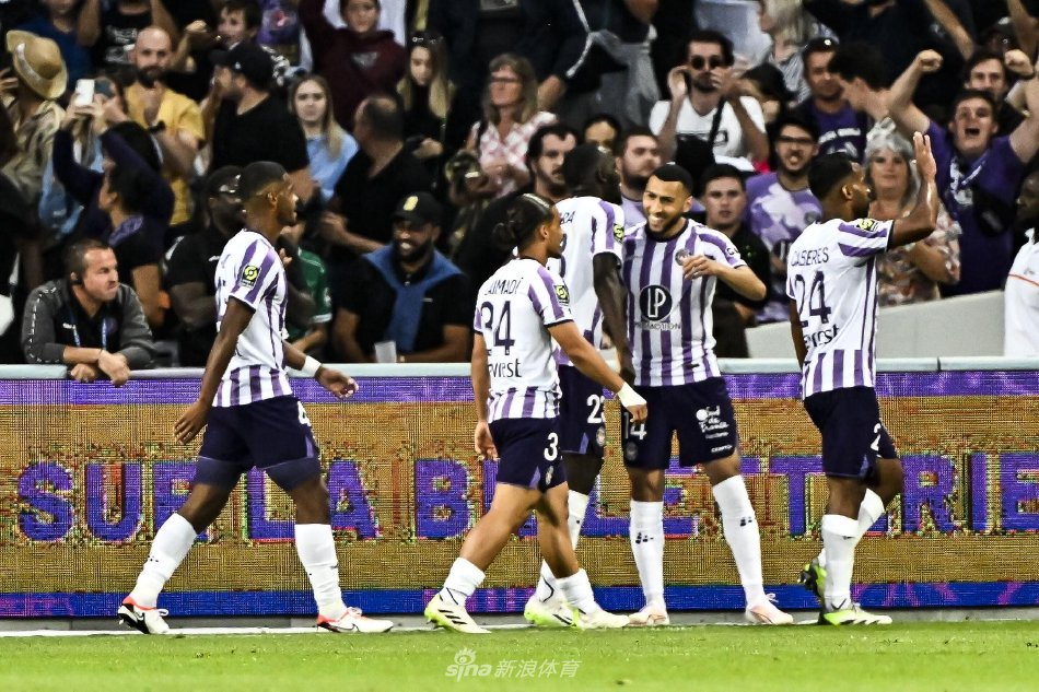 边路传中与 边路传中与